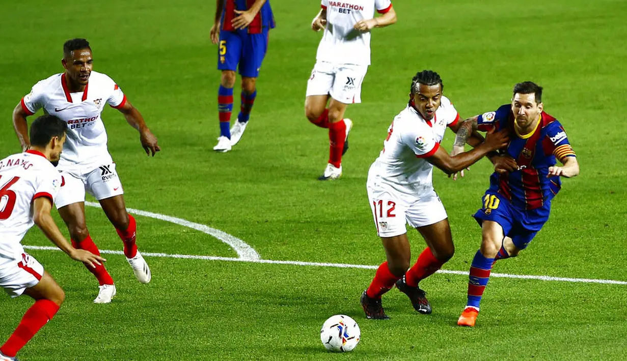 Striker Barcelona, Lionel Messi, berusaha melewati pemain Sevilla, Jules Kounde, pada laga Liga Spanyol di Stadion Camp Nou, Minggu (4/10/2020). Kedua tim bermain imbang 1-1. (AP Photo/Joan Monfort)