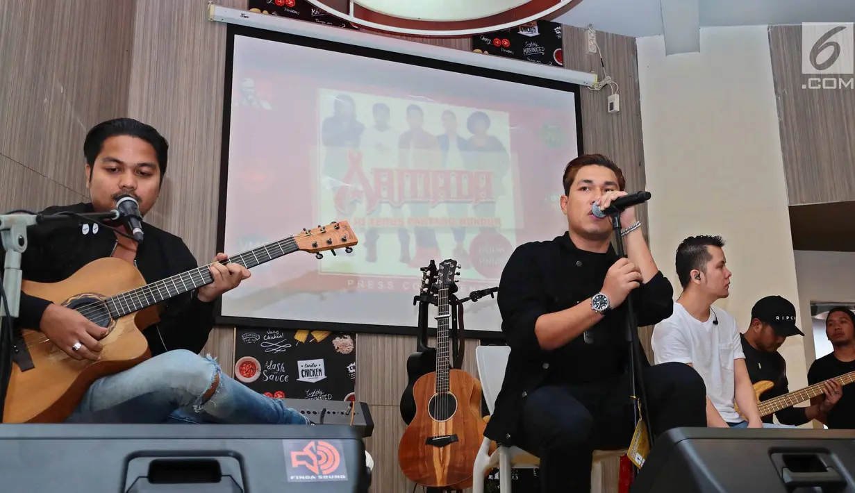 Penampilan Armada Band saa launcing album baru bertajuk Maju Terus Pantang Mundur di Jakarta, Jumat (28/7). Album ini merupakan album ke 5 yang terdapat lagu Asal Kau Bahagia yang banyak disambut oleh masyarakat. (Liputan6.com/Herman Zakharia)