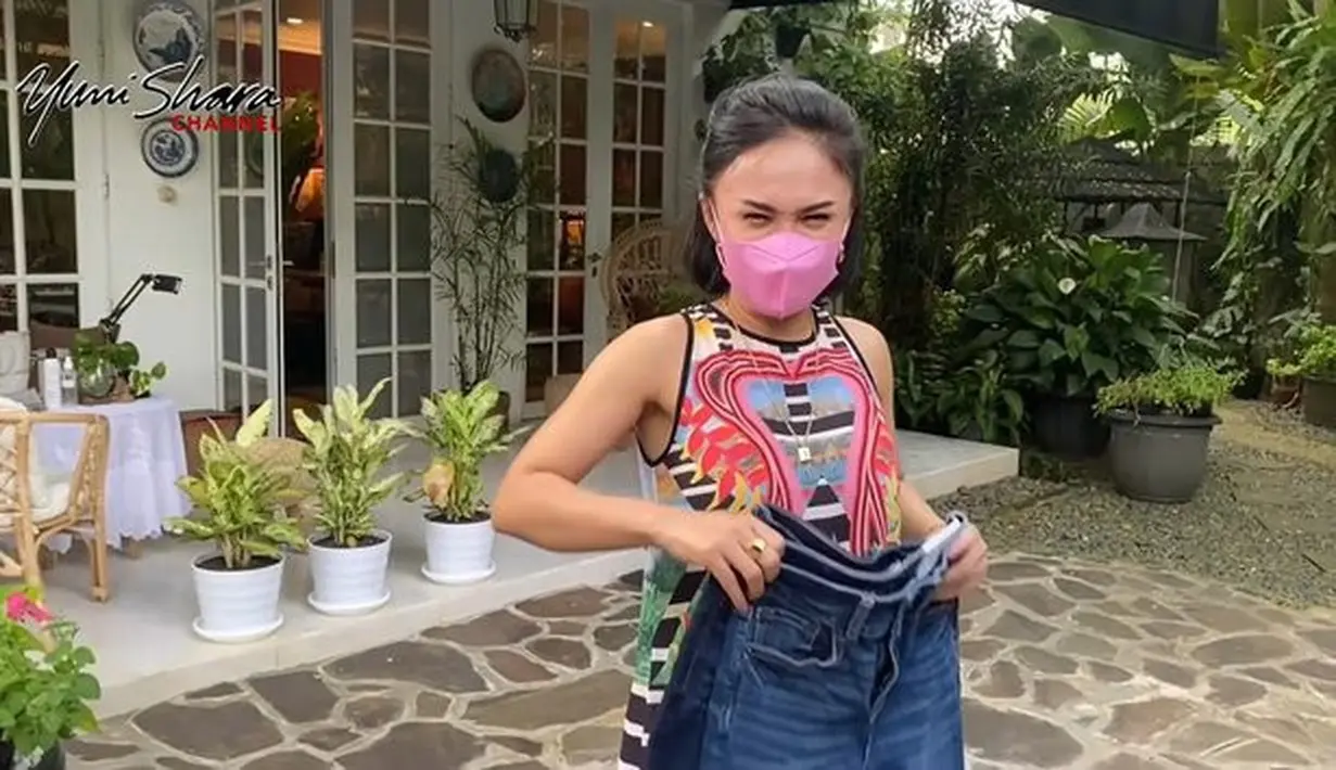 Yuni Shara permak baju branded (Sumber: YouTube/Yuni Shara Official)