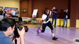 Bek Timnas Inggris, Ashley Young saat bermain bowling di pusat media Inggris di Repino, dekat St. Petersburg Rusia, Senin (9/7). Inggris akan menghadapi Kroasia dalam semifinal Piala Dunia 2018. (AP Photo/Alastair Grant)
