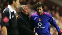 Ruud van Nistelrooy pernah menyebut Sir Alex Ferguson pelatih yang sombong dan keras kepala saat dirinya berseteru dengan Fergie. Ferguson kesal pada sang penyerang saat Manchester United gagal menang di final Piala Liga Inggris 2006 atas Wigan. (Foto: AFP/John D McHugh)
