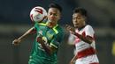 Gelandang Persebaya Surabaya, Koko Ari (kiri) berebut bola dengan striker Madura United, Mochammad Kevy dalam laga matchday ke-2 Grup C Piala Menpora 2021 di Stadion Si Jalak Harupat, Bandung, Minggu (28/3/2021). (Bola.com/M Iqbal Ichsan)