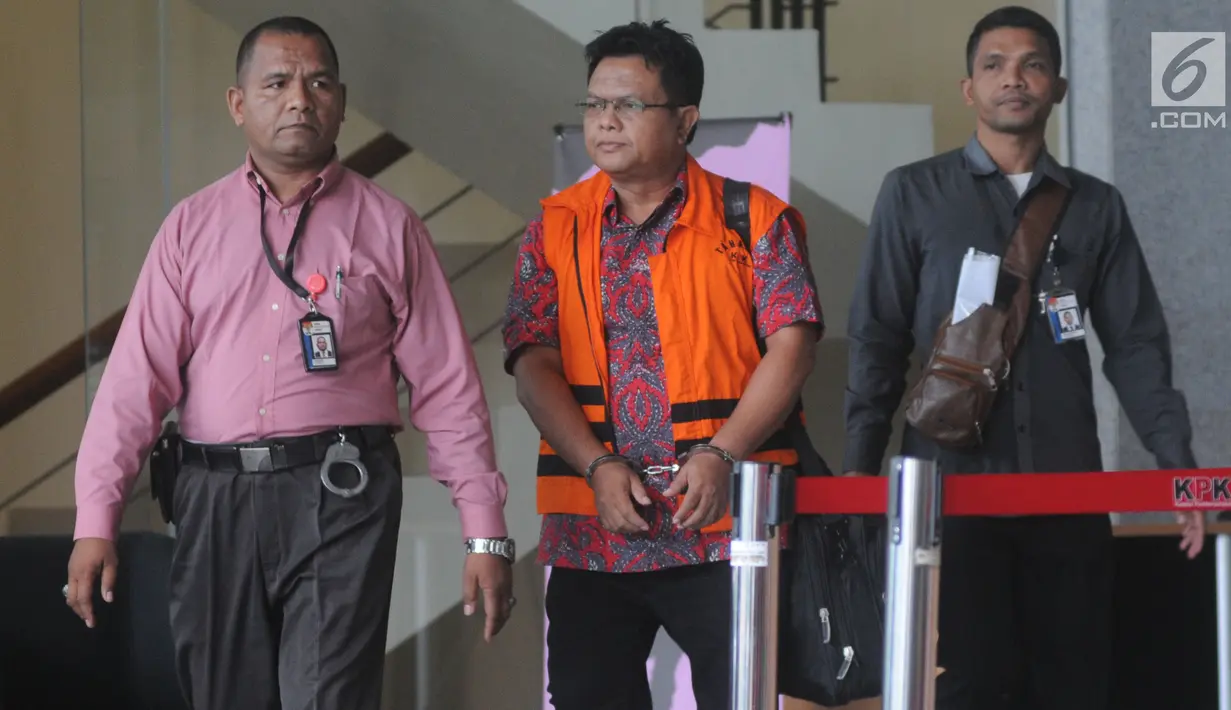 Hakim Pengadilan Negeri Semarang, Lasito (rompi oranye) menuju mobil tahanan usai diperiksa di gedung KPK, Jakarta, Selasa (26/3). Lasito ditahan usai menjalani pemeriksaan sebagai tersangka dugaan suap putusan praperadilan Bupati Jepara Ahmad Marzuqi. (merdeka.com/Dwi Narwoko)