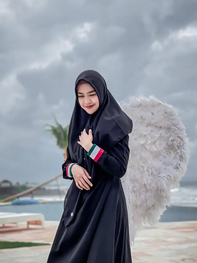 6 Gaya Elegan dan Stylish Ria Ricis dalam Balutan Outfit Serba Hitam  (instagram/riaricis1795)