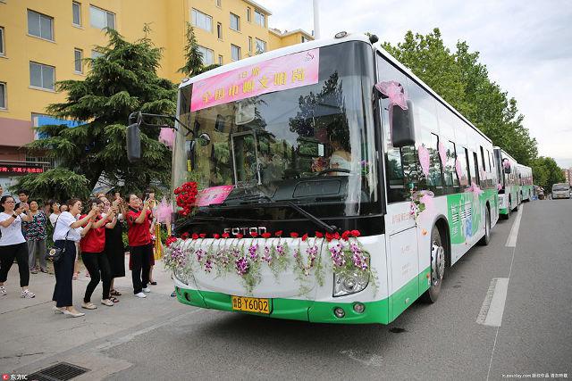 Bus-bus yang membawa pengantin dan keluarganya ke tempat pernikahan | Copyright shanghaiist.com