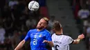 Gelandang timnas Italia Davide Frattesi (kiri) dan gelandang Jerman Joshua Kimmich melakukan sundulan saat bersaing pada matchday pertama UEFA Nations League A Grup 3 di Renato Dall'Ara, Minggu (6/5/2022) dini hari WIB. Jerman bermain imbang melawan Italia dengan skor 1-1. (MIGUEL MEDINA / AFP)