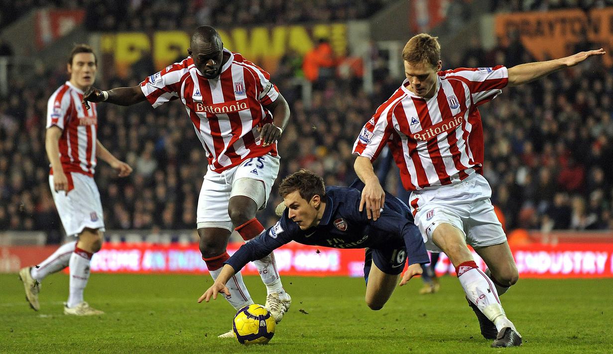 5. Aaron Ramsey (Arsenal) - Cedera patah tulang kaki ganda saat melawan Stoke yang membuatnya harus absen delapan bulan. (AFP/Paul Ellis)