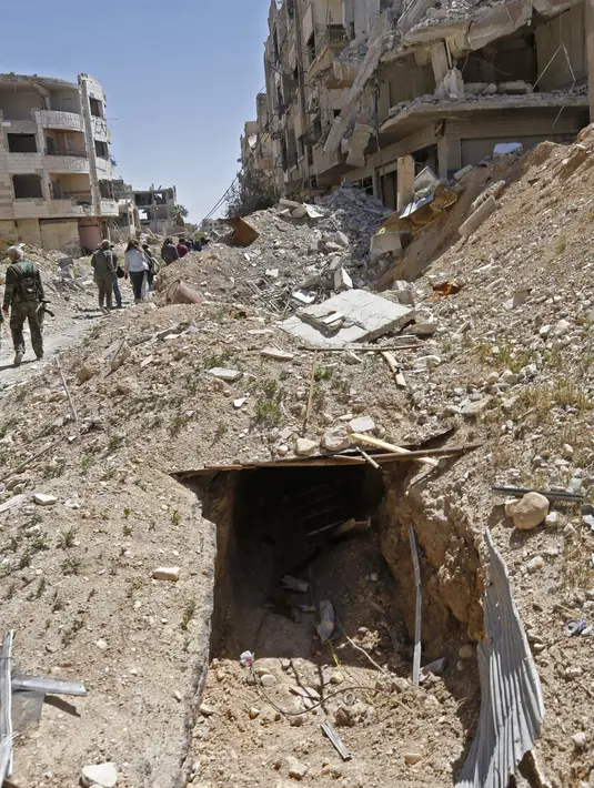 Penampakan terowongan yang sebelumnya digunakan oleh pemberontak di Jobar, Ghouta Timur, Senin, (2/4). (LOUAI BESHARA/AFP)