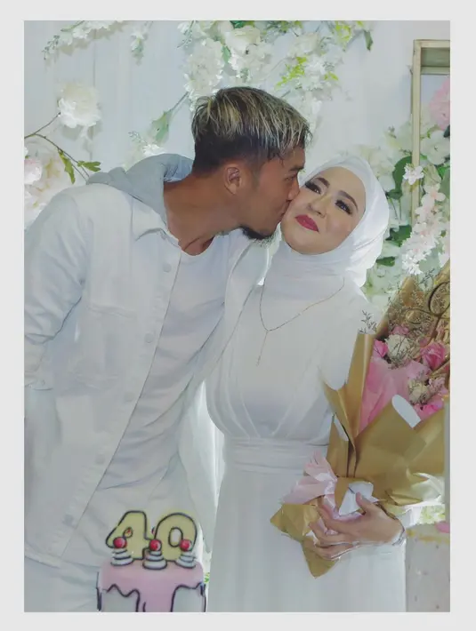 Rumah tangga Okie Agustian dan Gunawan Dwi Cahyo dikabarkan sedang tidak baik-baik. Setelah kabar diduga Gunawan jalan dengan wanita lain, terungkap kabar terbaru kalau Okie telah di talak oleh sang suami tanpa alasan yang jelas. [Instagram/okieagustina_]