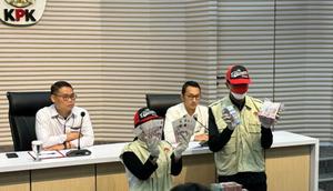 KPK menunjukkan uang yang menjadi barang bukti korupsi pemeriksaan pajak di lingkungan Kantor Pelayanan Pajak Madya Jakarta Utara pada Direktorat Jenderal Pajak Kementerian Keuangan periode 2021-2026, di Gedung Merah Putih KPK Jakarta, Minggu (11/1/2026). (Liputan6.com/ Dok Ist R Feisal)