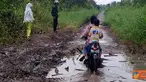 Citizen6, Indra Giri Hilir: Kondisi jalan poros nyaris tidak dapat dilewati terutama ketika musim hujan tiba. (Pengirim: Firq Lawana)