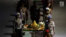 Personel kepolisian membawa tumpeng pada upacara peringatan HUT ke-72 Bhayangkara di Istora Senayan, Jakarta, Rabu (11/7). Dalam acara tersebut, Presiden  Joko Widodo (Jokowi) bertindak sebagai inspektur upacara. (Liputan6.com/Johan Tallo)