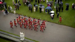 Yeoman Warders yang dijuluki Beefeaters berbaris pergi setelah menghadiri pesta kebun pertama musim ini di Istana Buckingham, London, Inggris, 11 Mei 2022. Ratu Inggris Elizabeth II akan melewatkan musim pesta kebun kerajaan tradisional di mana dia biasanya bertemu dengan ratusan orang di halaman kediamannya di London dan Edinburgh. (AP Photo/Matt Dunham, Pool)