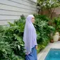 Dewi Sandra dengan gaya hijab panjang. (Dok. Instagram/@dewisandra/https://www.instagram.com/p/CL9CEt6FVsQ/Dyra Daniera)