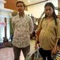 Gibran Rakabuming dan Selvi Ananda mengajak putranya Jan Ethes saat mengunjungi acara Traditional Dessert Festival di The Sunan Hotel Solo.(Liputan6.com/Fajar Abrori)