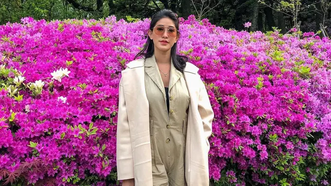 FOTO: Gaya Kasual Elma Agustin saat Berlibur, Stylish dan Menawan