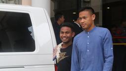 Bek timnas Indonesia, Andy Setyo usai melakukan salat Jumat di Mesjid Al Serkal, Phnom Penh, Kamboja, Jumat (22/2). Beberapa skuat Timnas Indonesia U-22 melakukan ibadah Salat jelang laga ketiga Piala AFF U-22 2019. (Bola.com/Zulfirdaus Harahap)