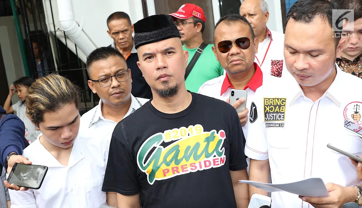 Musisi Ahmad Dhani (tengah) bersiap menjalani sidang perdana kasus ujaran kebencian di PN Jakarta Selatan, Senin (16/4). Sidang beragendakan pembacaan dakwaan. (Liputan6.com/Immanuel Antonius)