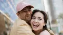 <p>Gemasnya Raffi Ahmad saat memeluk erat istrinya. Senyuman yang merekah seolah menggambarkan suasana hati mereka yang sangat positif. (Foto: Instagram/ raffinagita1717)</p>