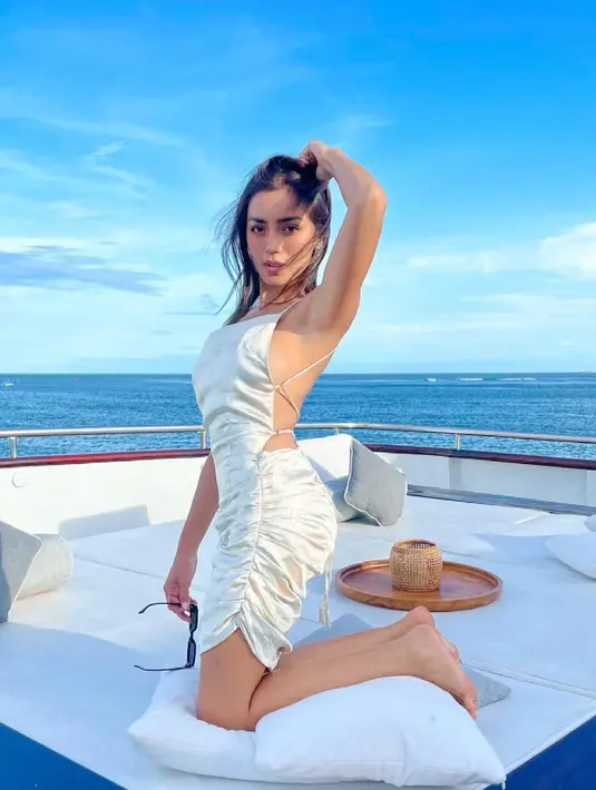 "Deketin ada. Cuma aku nggak fokus ke situ, fokusnya ke diri sendiri dulu dan anak. Belum mau menjalani hubungan yang baru," kata Jessica Iskandar di Jalan Kapten P Tendean, Jakarta Selatan, Senin (29/3/2021). (Instagram/inijedar)