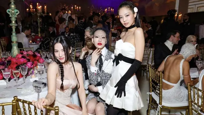 Gaya 2 Superstar Korea Selatan di Met Gala 2023, Song Hye Kyo dan Jennie Blackpink