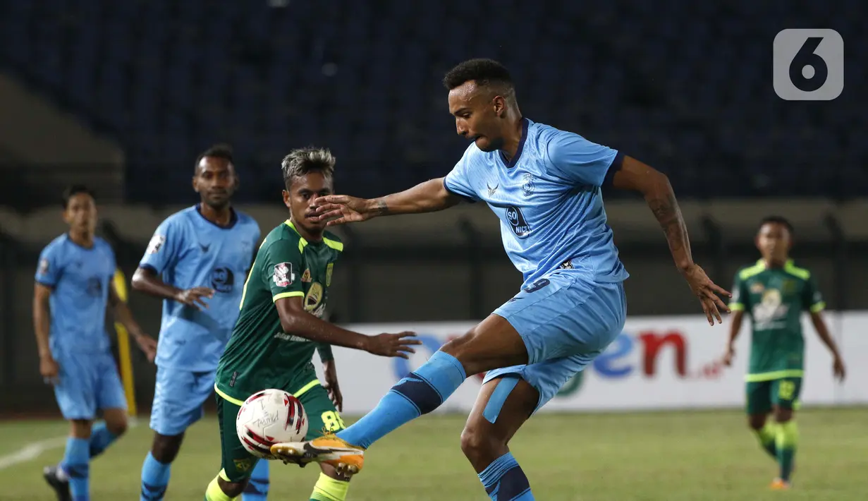 Pemain Persela Lamongan Melvyn Lorenzen (kanan) menendang bola dibayangi pemain Persebaya Surabaya Muhammad Alwi Slamat dalam pertandingan babak penyisihan Grup C Piala Menpora 2021 di Stadion Si Jalak Harupat, Bandung, Sabtu (3/4/2021). Laga berakhir 0-0. (Bola.com/Ikhwan Yanuar)