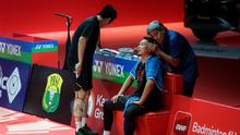 Herry IP memijat kepala Mohammad Ahsan dalam laga eksebisi Moment of Honor The Daddies di Indonesia Masters 2025 yang berlangsung di Istora GBK, Jakarta (26/1/2025). (Bola.com/Bagaskara Lazuardi)