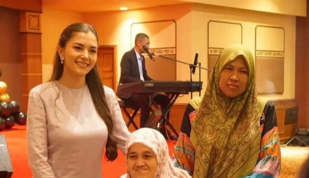 Anisha Rosnah pun hanya merias wajahnya dengan makeup simple yang memperlihatkan wajah cantik natural [@mateencore]