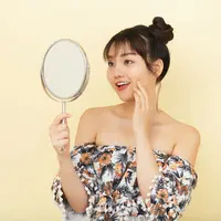 Ilustrasi perempuan mengaplikasikan makeup. (c) DragonImages/Depositphotos.com