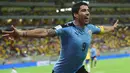 Luis Suarez merayakan gol yang dicetaknya ke gawang Brasil pada kualifikasi Piala Dunia 2018 di Recife, Brasil, Sabtu (26/3/2016) pagi WIB. Kedua tim bermain imbang 2-2. (AFP/Christophe Simon)