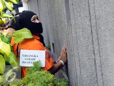 Tersangka kasus perampokan disertai penyanderaan melakukan adegan rekonstruksi kejadian di Jalan Metro Hijau IX, Jakarta, Selasa (13/9). 60 adegan reka ulang kejadian diperagakan tersangka. (Liputan6.com/Helmi Fithriansyah)