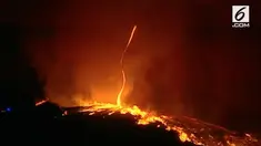 Sebuah kebakaran langka terekam kamera TV lokal, terlihat sebuah fenomena tornado api muncuul saat petugas coba memadakmkan api.