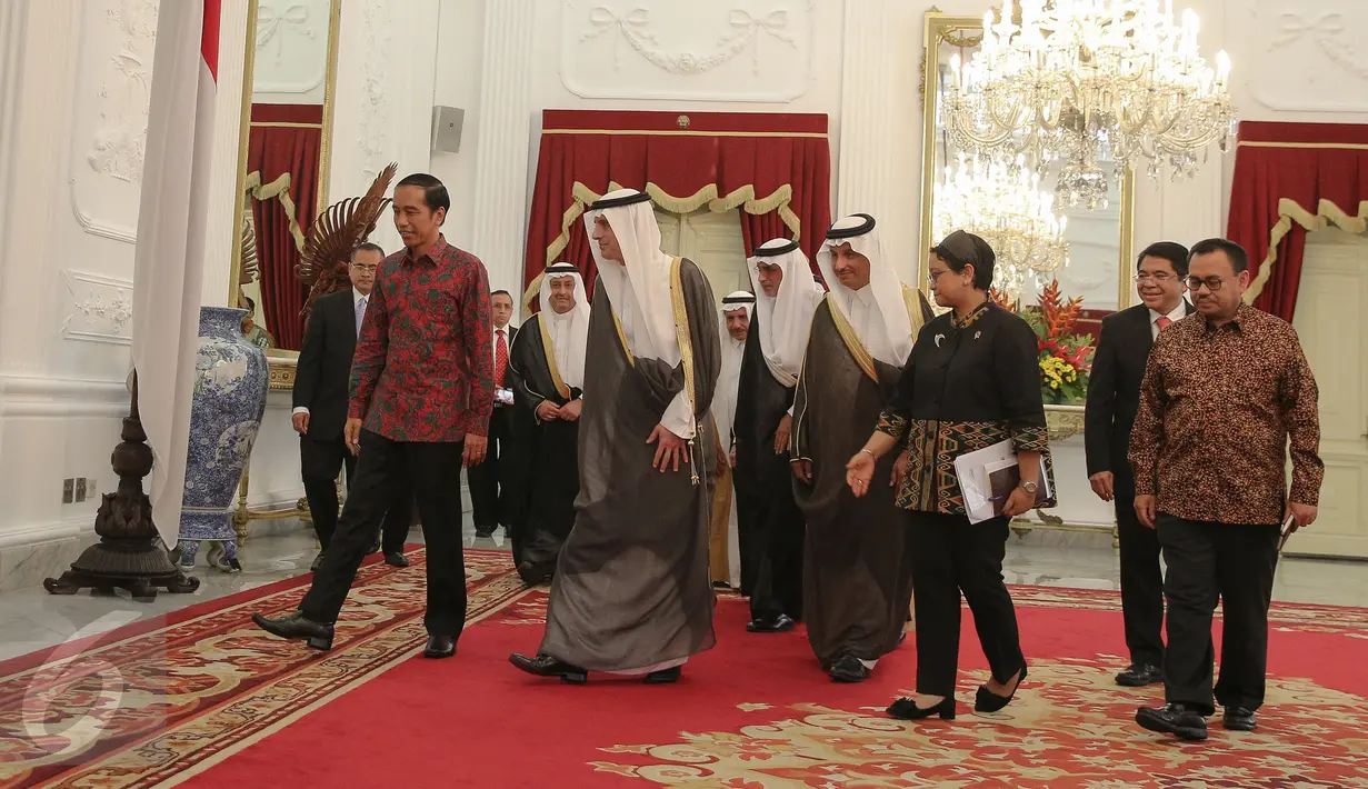 Presiden Joko Widodo menerima Menlu Kerajaan Arab Saudi Adel bin Ahmed Al Jubeir beserta delegasi di Istana Merdeka, Jakarta, Selasa (20/10/2015). Pertemuan membahas kerjasama dalam bidang ekonomi khususnya perminyakan. (Liputan6.com/Faizal Fanani)