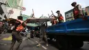 Petugas Satpol PP mengangkut meja pedagang kaki lima (PKL) yang bandel berjualan di trotoar Pasar Tanah Abang, Jakarta, Senin (4/10/2021). Penertiban dilakukan untuk memberikan kenyamanan dan keamanan bagi para pengguna jalan yang melintas di trotoar tersebut. (Liputan6.com/Angga Yuniar)