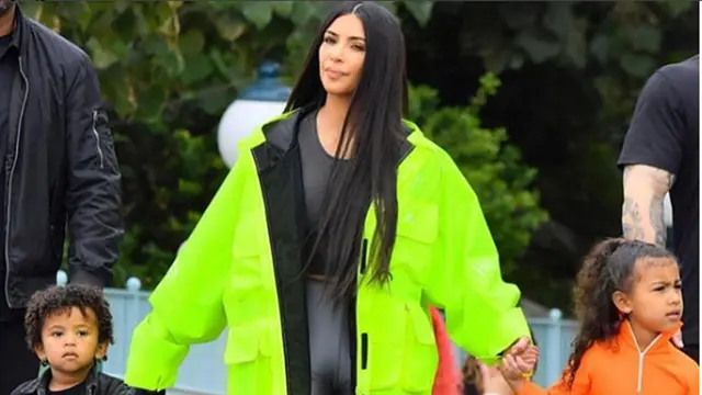 Ajak Anak ke Disneyland, Kim Kardashian Pilih Busana Petugas Persimpangan