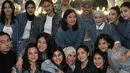 Aurel Hermansyah mengenakan atasan jaket denim dipadukan inner putih polos, dipadukan celana denim. Serta mengenakan pashmina hitam polos. Ayu Dewi juga tampil dibalut atas denim. [@keanuagl]