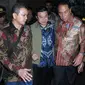 Direktur PT Agung Sedayu Group, Richard Halim Kusuma (batik biru) dikawal saat akan keluar dari Gedung KPK usai menjalani pemeriksaan, Jakarta, Jumat (29/4). Richard diperiksa sebagai saksi dari tersangka Ariesman Widjaja. (Liputan6.com/Helmi Afandi) 