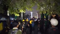 Massa aksi menolak Revisi Undang-Undang Tentara Nasional Indonesia (TNI) masih bertahan hingga Kamis malam (20/3/2025) di depan Gedung DPR/MPR, Jakarta Pusat. (Liputan6.com/Ady Anugrahadi)