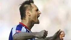 Bek Hertha Berlin, Josip Simunic setelah mencetak gol kemenangan 2-1 atas Werder Bremen dalam sebuah partai Bundesliga pada 19 April 2009 di Berlin. AFP PHOTO/AXEL SCHMIDT
