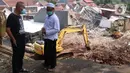 Warga berada dekat rumah yang hancur tertimpa tanah longsor di Perumahan Nerada Estate Ciputat, Tangerang Selatan, Sabtu (12/6/2021). Tidak ada korban jiwa dalam peristiwa longsor yang menimpa sejumlah rumah akibat hujan deras yang terus menerus di kawasan tersebut. (Liputan6.com/Angga Yuniar)
