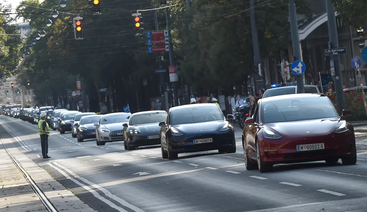 Sejumlah orang mengendarai mobil listrik dalam parade kendaraan listrik di Wina, Austria, 13 September 2020. Ratusan kendaraan listrik ambil bagian dalam parade E-Mobility "Rock the Ring" untuk mempromosikan mobilitas bebas emisi dan ramah iklim. (Xinhua/Guo Chen)