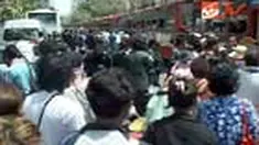 Situasi keamanan di Kota Bangkok, relatif aman pascapengosongan paksa kamp-kamp kelompok Kaus Merah. Petugas membersihkan puing-puing bangunan yang terbakar.