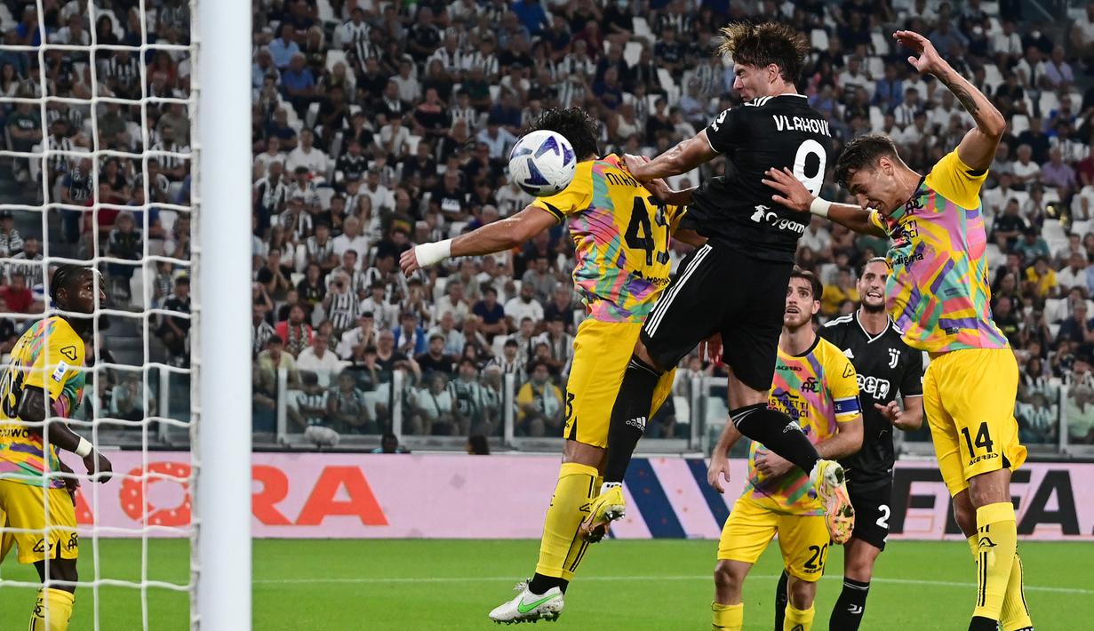 Di babak kedua, Dusan Vlahovic nyaris mencetak gol keduanya ke gawang Spezia pada menit ke-66. Sundulannya dari jarak dekat masih mampu ditepis keluar Bartlomiej Dragowski. (AFP/Miguel Medina)