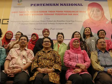 Menteri Sosial Khofifah Indar Parawansa (ketiga kanan) dan Menteri Pemberdayaan Perempuan dan Perlindungan Anak Yohana Yambise (ketiga kiri) berfoto bersama usai Pertemuan Nasional di Jakarta, Jumat (27/11/2015). (Liputan6.com/Faizal Fanani)