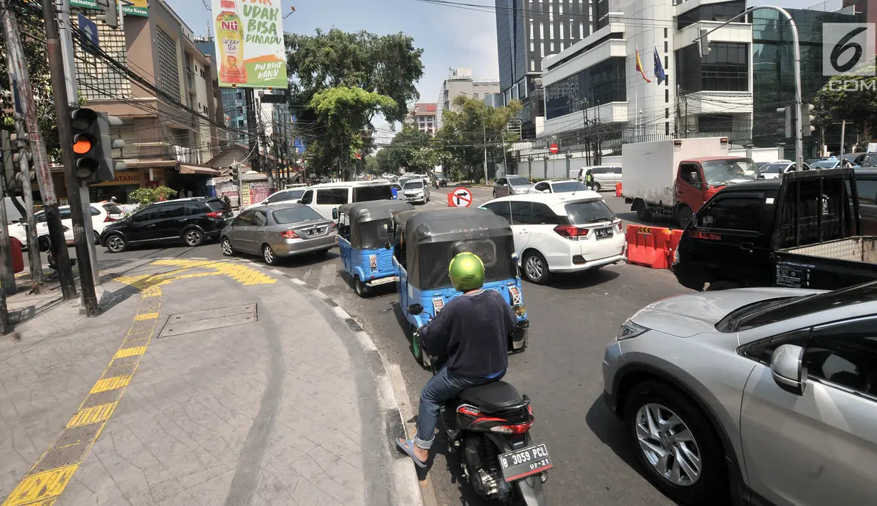 Kemacetan arus lalu lintas saat uji coba sistem satu arah (SSA) di Jalan H Agus Salim dan Jalan KH Wahid Hasyim, Jakarta, Selasa (9/10). Uji coba ini berlangsung setiap pukul 09.00 WIB hingga 20.00 WIB. (Merdeka.com/Iqbal Nugroho)
