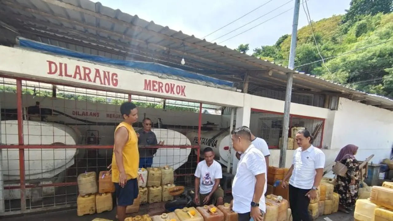 Polisi saat sidak di SPBUN Labuan Bajo, Manggarai Barat, NTT (Liputan6.com/Ola Keda)