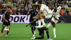 Pemain AS Roma Romelu Lukaku (kanan) mencetak gol ke gawang Sheriff Tiraspol pada pertandingan sepak bola Grup G Liga Europa di Stadion Bolshaya Arena, Tiraspol, Moldova, Kamis (21/9/2023). AS Roma menang 2-1. (AP Photo/Aurel Obreja)