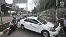Pengendara sepeda motor tersendat saat melintasi lokasi kecelakaan taksi menabrak tiang di Jalan Ahmad Yani, Jakarta, Rabu (1/8). Kecelakaan terjadi setelah sopir taksi berusaha menghindari pengendara sepeda motor di depannya. (Merdeka.com/Iqbal Nugroho)