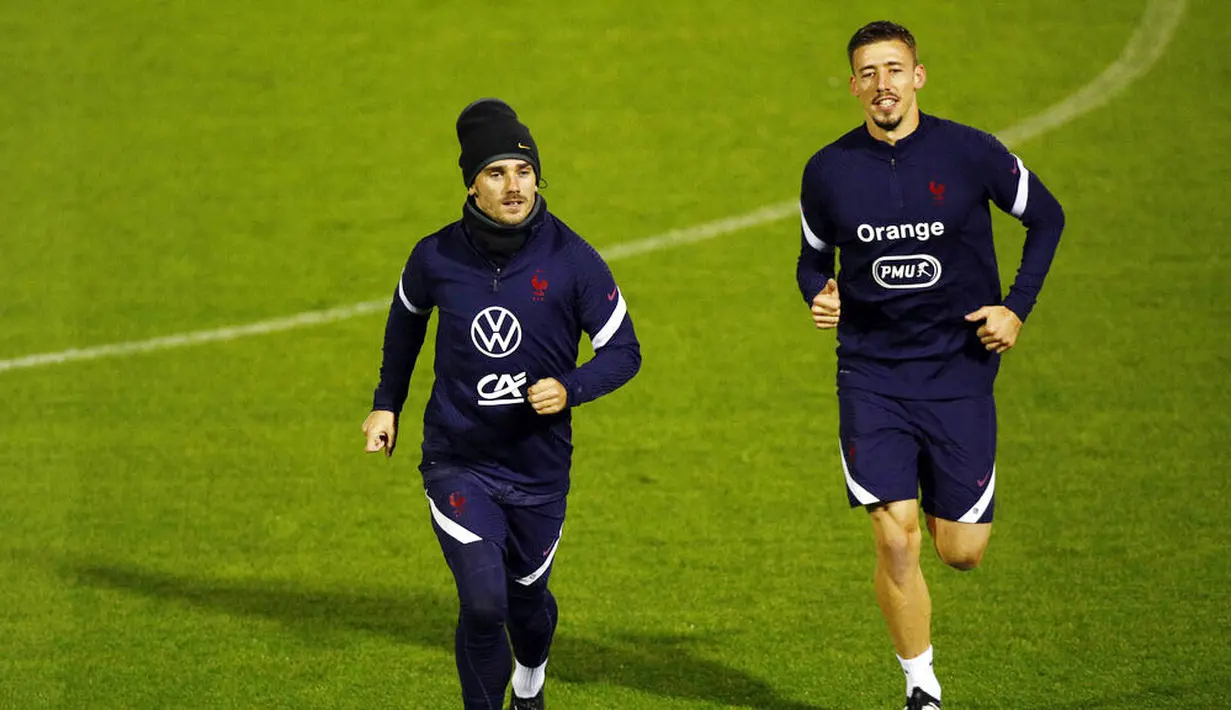 Pemain Prancis, Antoine Griezmann dan Clement Lenglet, melakukan latihan jelang laga uji coba di Clairefontaine-en-Yvelines, Selasa (10/11/2020). Prancis akan berhadapan dengan Finlandia. (Yoan Valat, Pool via AP)