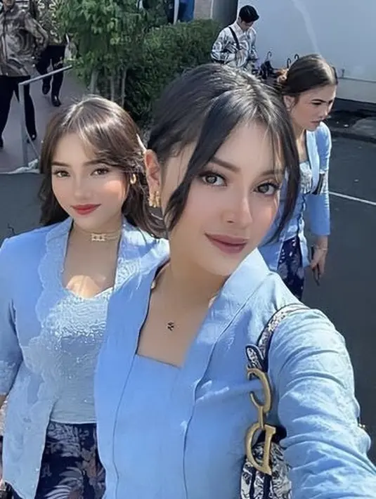 <p>Untuk riasan, keduanya tampil flawless glam. Fuji tampil dengan lipstik merah dan blush on coral. Sedangkan Yoriko mengaplikasikan lipstik pink glossy serasi dengan warna blush onnya. [@fuji_an/@yorikooangln_]</p>